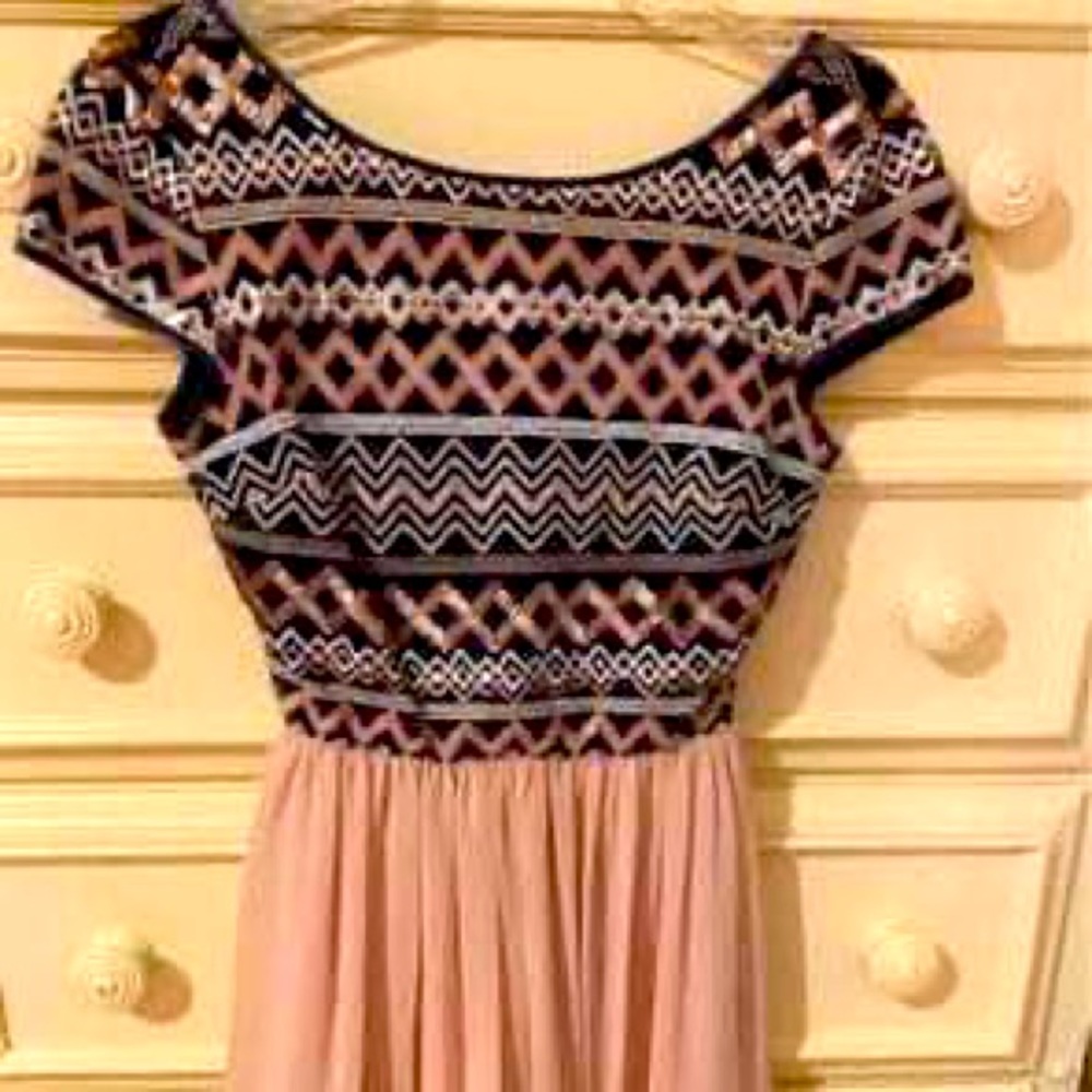 Dress- women’s Sz small . 5/6
Worn once - excellent condition!